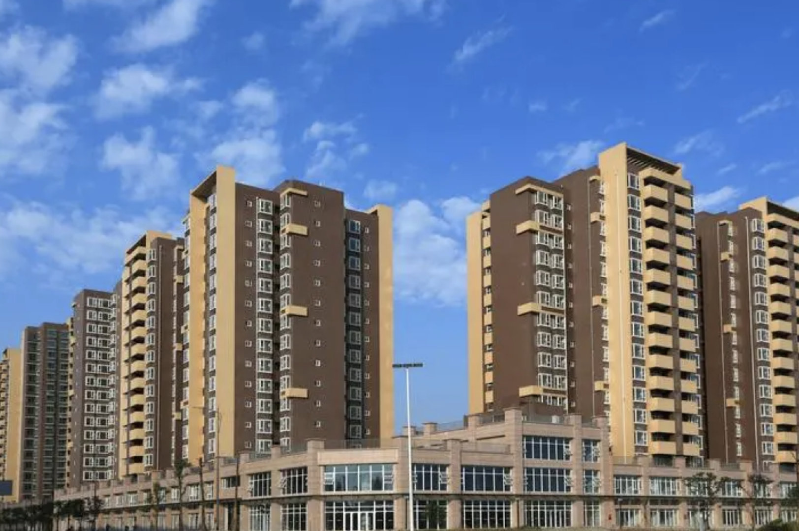 【34家上市房企债务压降8900亿】截至目前，已有34家AH两地上市、主要在内地