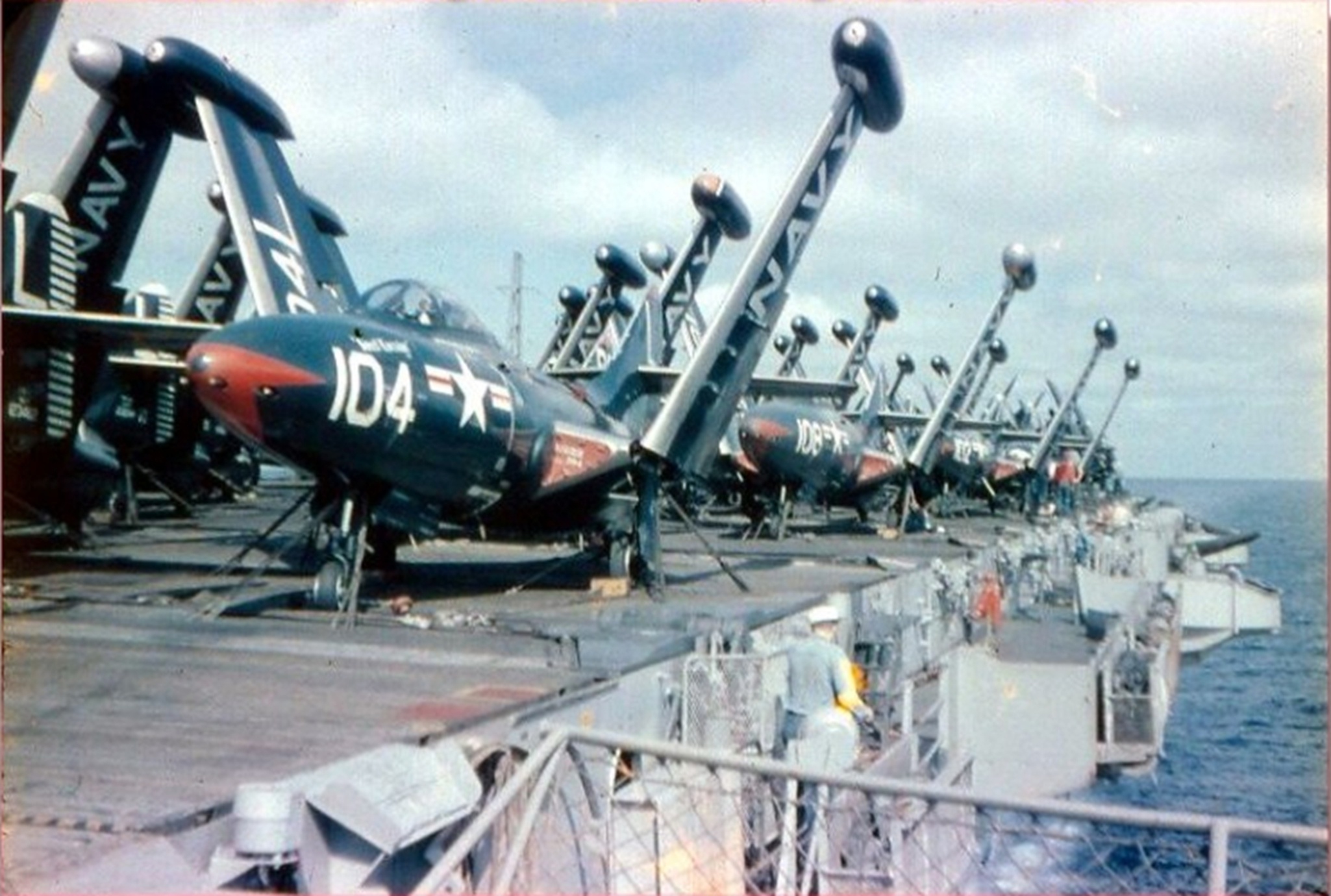 分享圖片：美國格魯曼F9F-2/5“黑豹”艦載戰鬥機