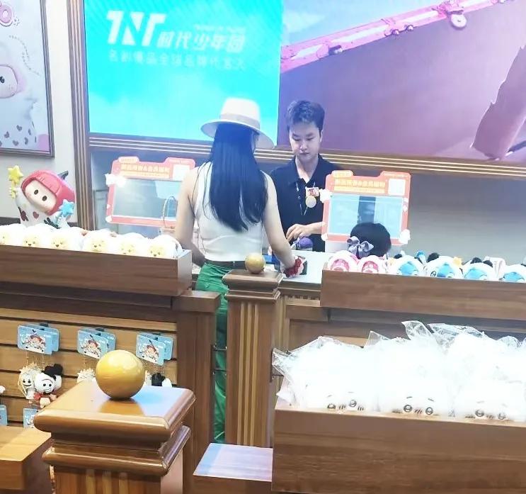 网友在武昌万象城偶遇吴倩和女儿逛街。小姑娘穿着紫色公主裙，颜值很高，妥妥迷你版吴