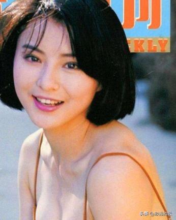 李赛凤和干儿子发生了暧昧的关系，这时原本出差的丈夫突然回来了，李赛凤拉着丈夫说：