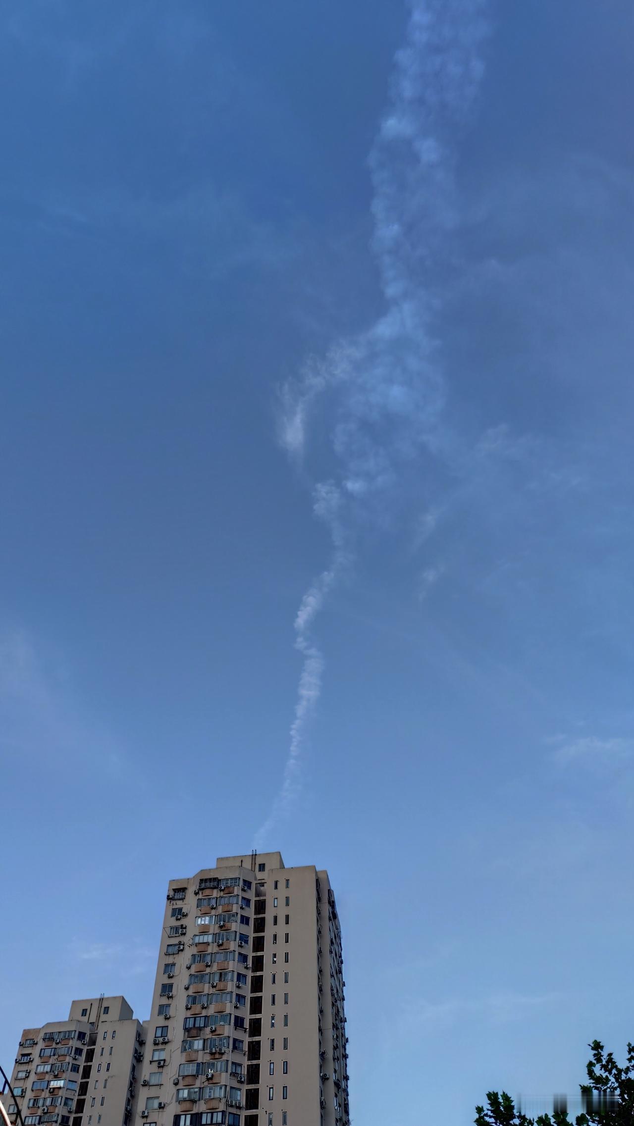 可以分享一张你拍的天空美照吗一缕白云出高楼