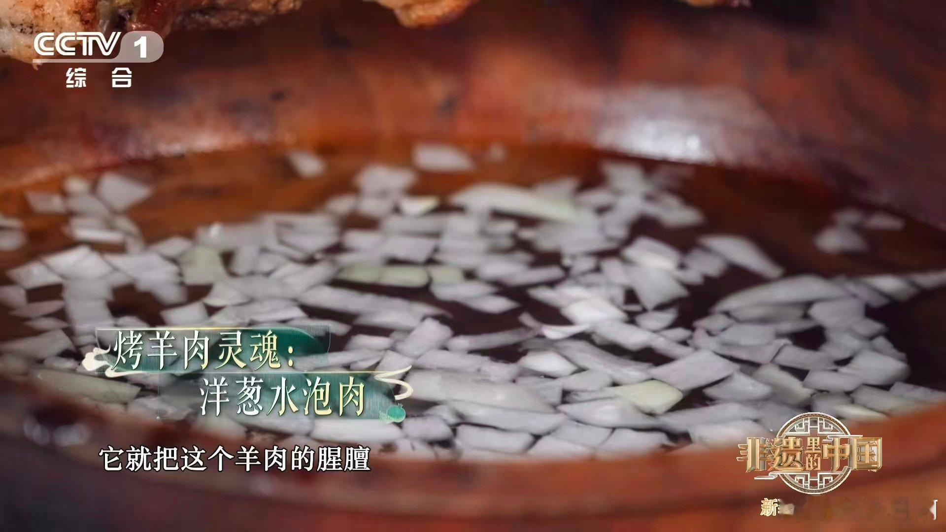 新疆羊肉串一米长 家人们！新疆的羊肉串也太实在了吧！一串就有一米长，肉给得满满当
