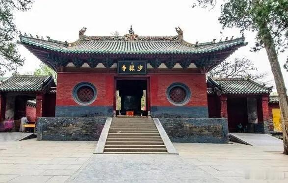 少林寺上次少林寺方丈出事还是北宋年间，当时方丈和叶二娘生了个儿子，叫虚竹！热点观