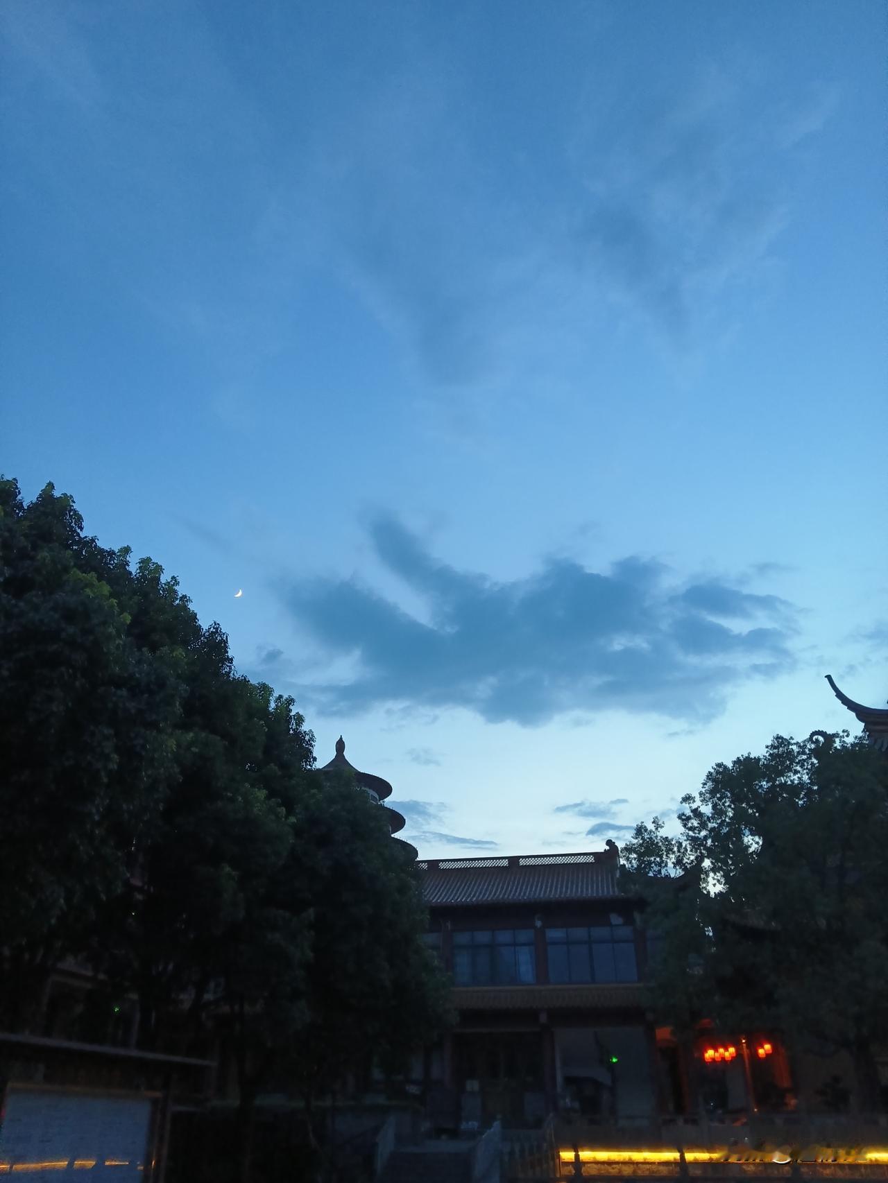 首先是弗洛伊德，这位知名学者最广为人知的观点便是将人的各类行为都与性关联起来。儿