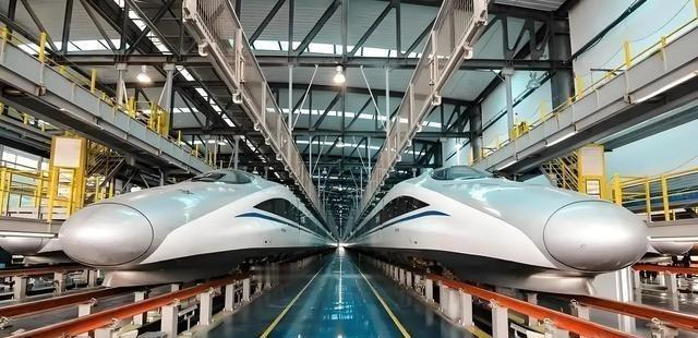为什么当年西方要把先进的高铁技术转让给中国？最根本的原因只有一个，那就是穷！他们