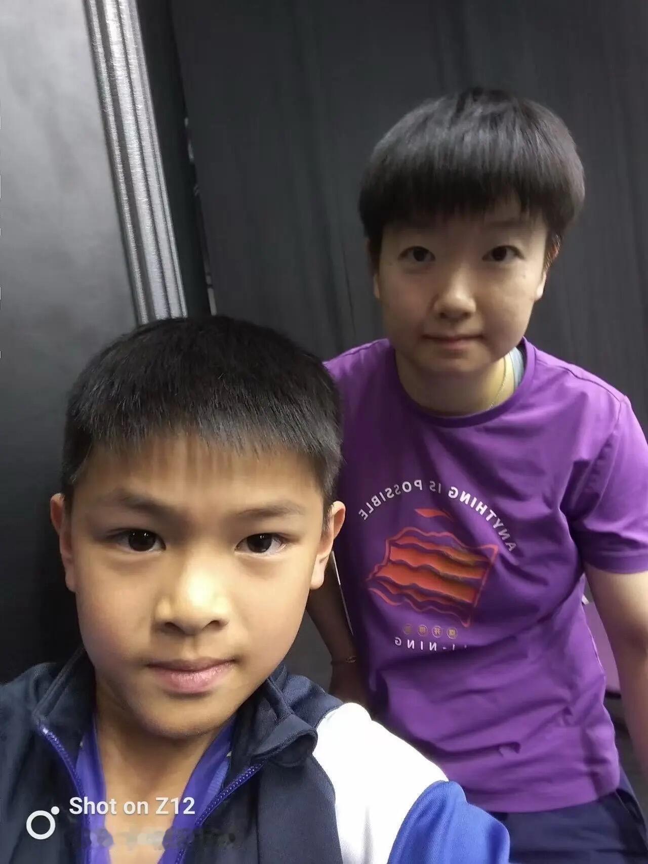 小天才电话手表的拍照，莎莎和小朋友很可爱，真的好单纯，两个小孩子真可爱！
小天才