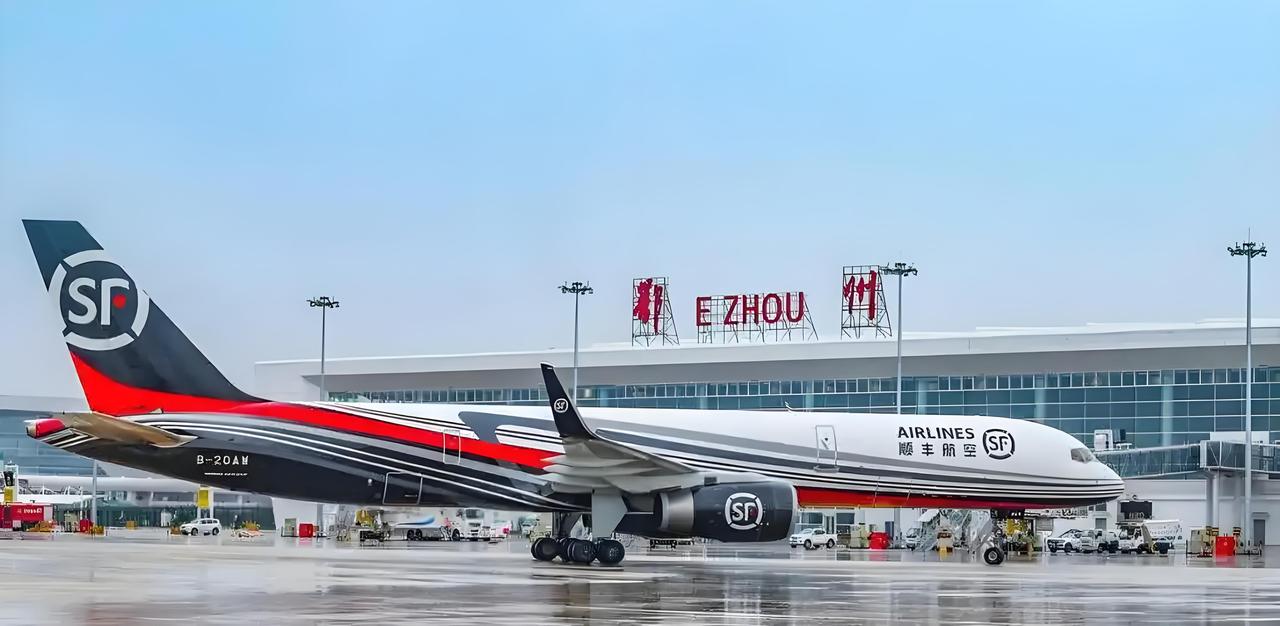 花湖机场的存在意义非凡，它极大地提高了鄂东地区百姓生活的便利程度，提升了生活品质