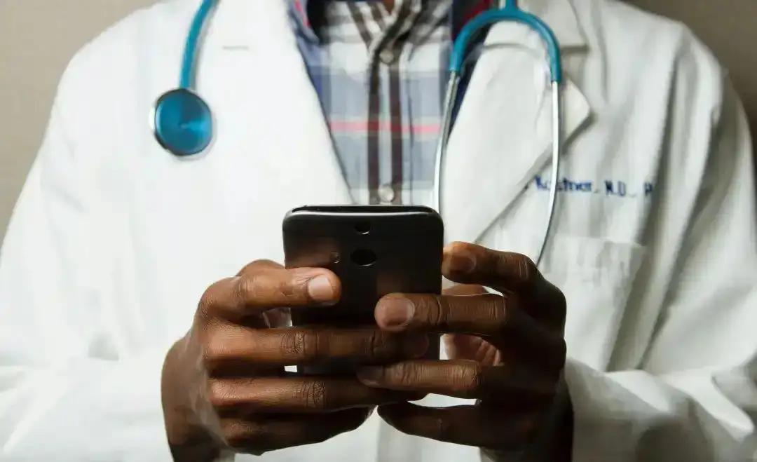 医院直播“上课”，谁在拿女患者当“流量裸奔”？

看新闻真气笑了！陕西某医院为了