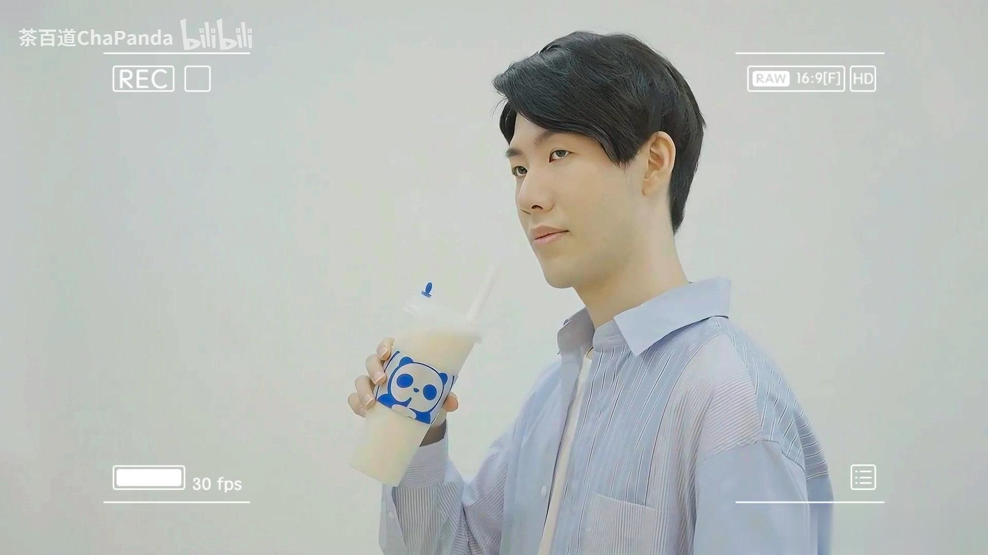 走过路过不要错过咯，今天茶百道TheShy联名款奶茶来了！上次官宣之后相信很多粉