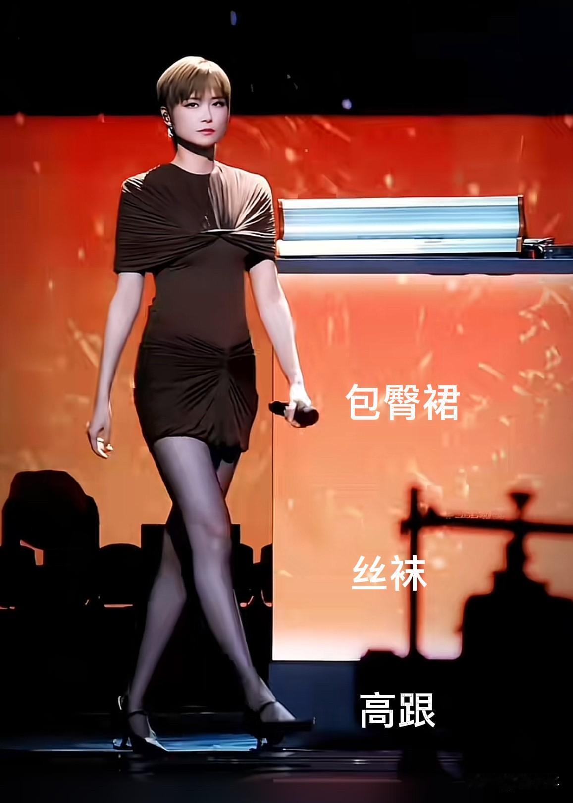看了李宇春这个丝袜+高跟+包臀裙的穿搭，很有女王气质啊！不要再叫她“春哥”了！如