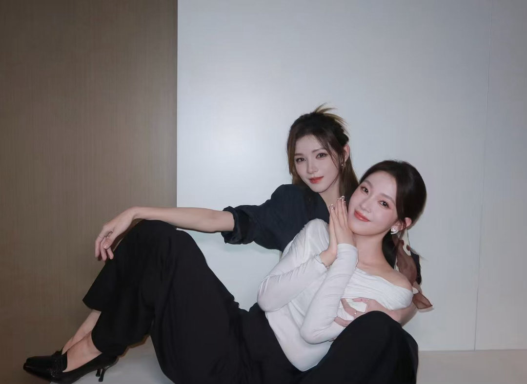 双生花同框即封神张予曦陈瑶牵手 路透鲨疯全场！两张神颜贴贴，是视觉盛宴也是宿命感