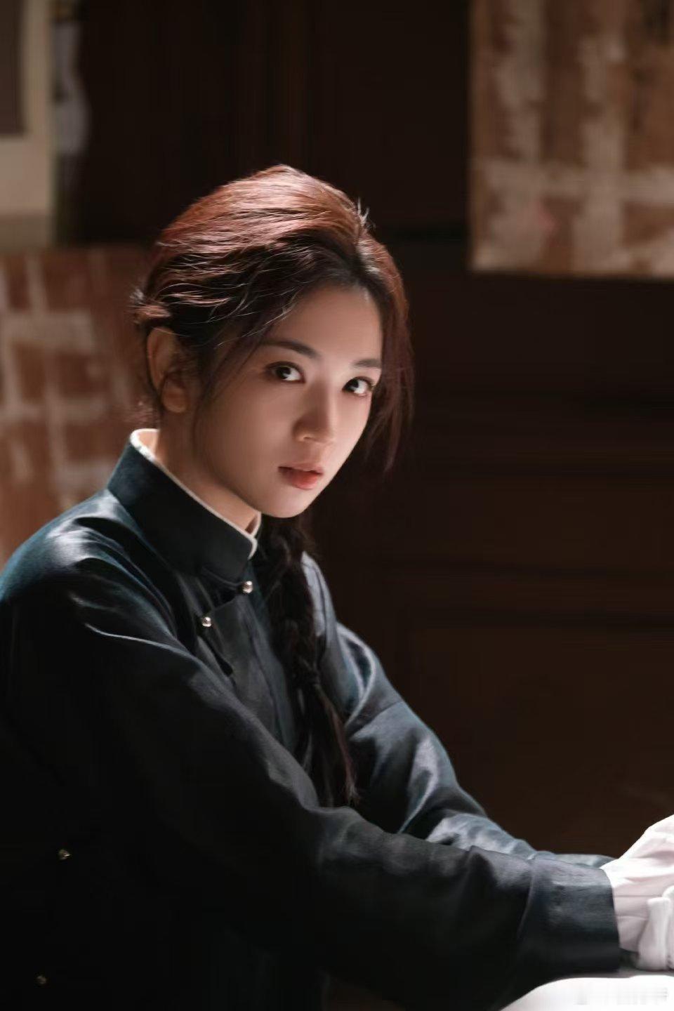 代露娃谁说演员不能看镜头 打破演员不能直视镜头的固有说法，代露娃一眼直击镜头，人