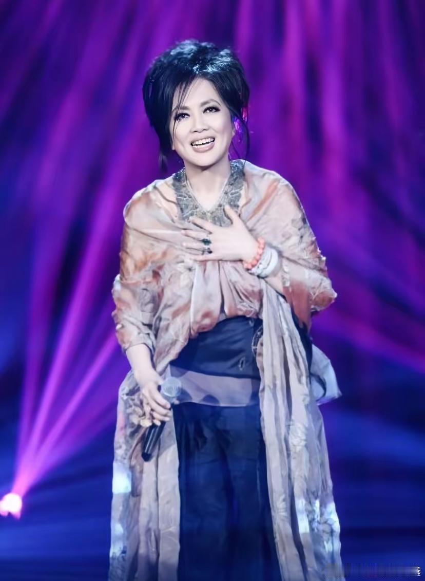 我特意去听了一下齐豫在《歌手》里演唱的《大海》网上好评一大片，但是我觉得齐豫唱的