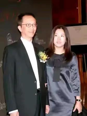 梁锦松笑言和伏明霞的婚姻是迟来的幸福
梁锦松在一次公开场合中曾经拿杨振宁开玩笑说