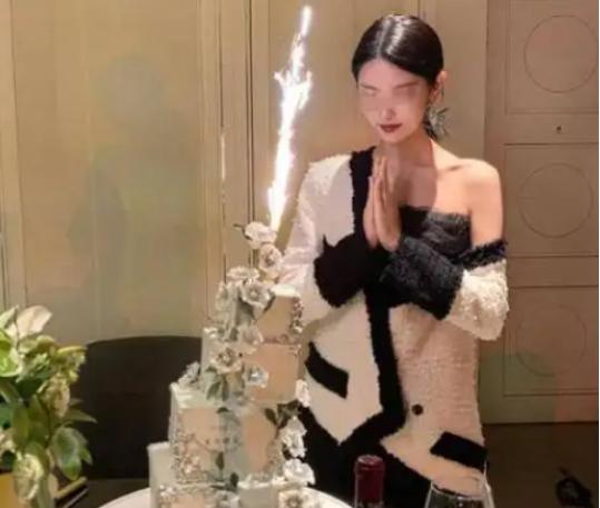 2020年，上海一位女子在KTV庆生，豪气地点了一瓶49800元的路易十三，外加