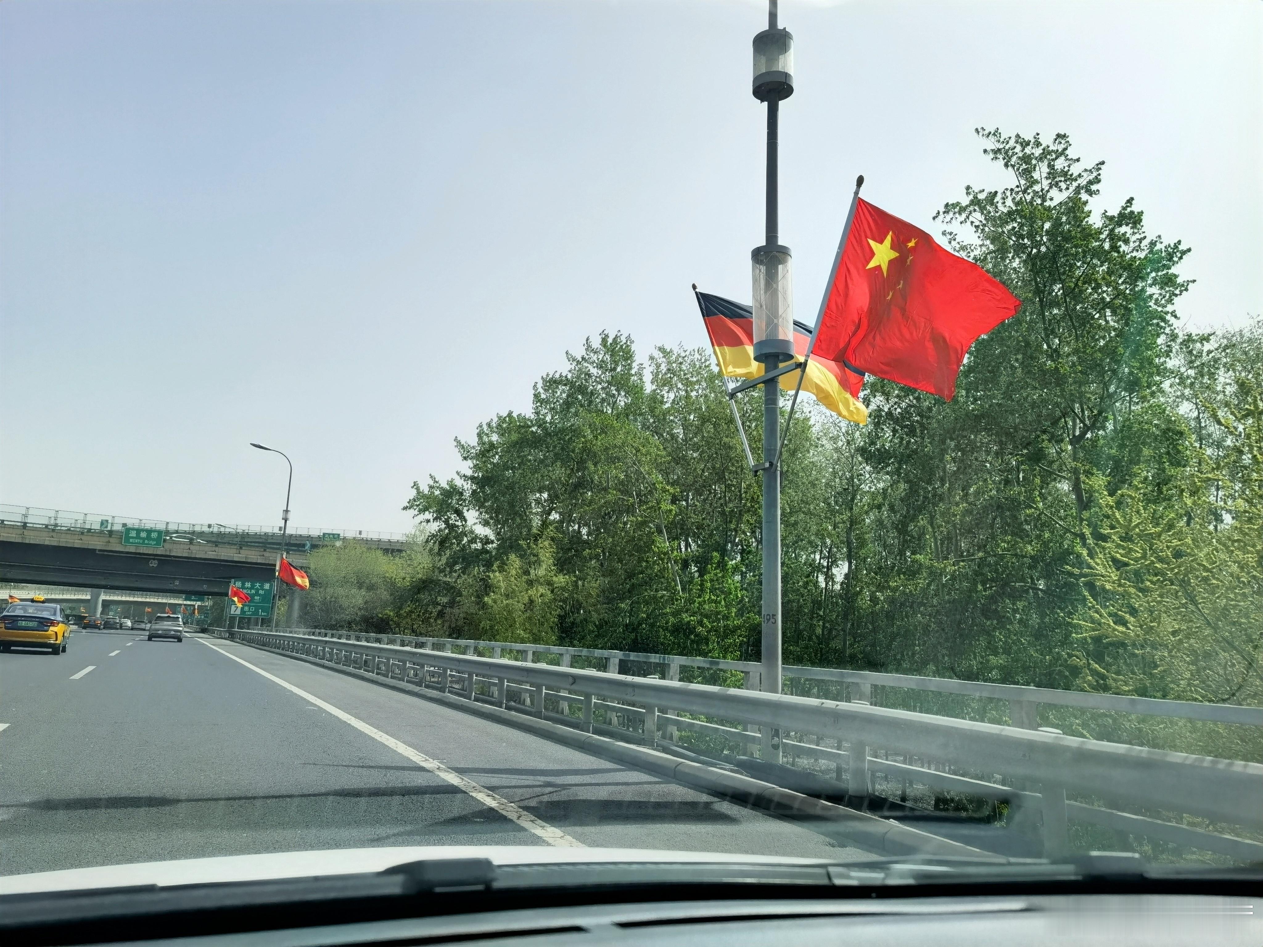 欢迎德国的朔老师来京。  ​​​