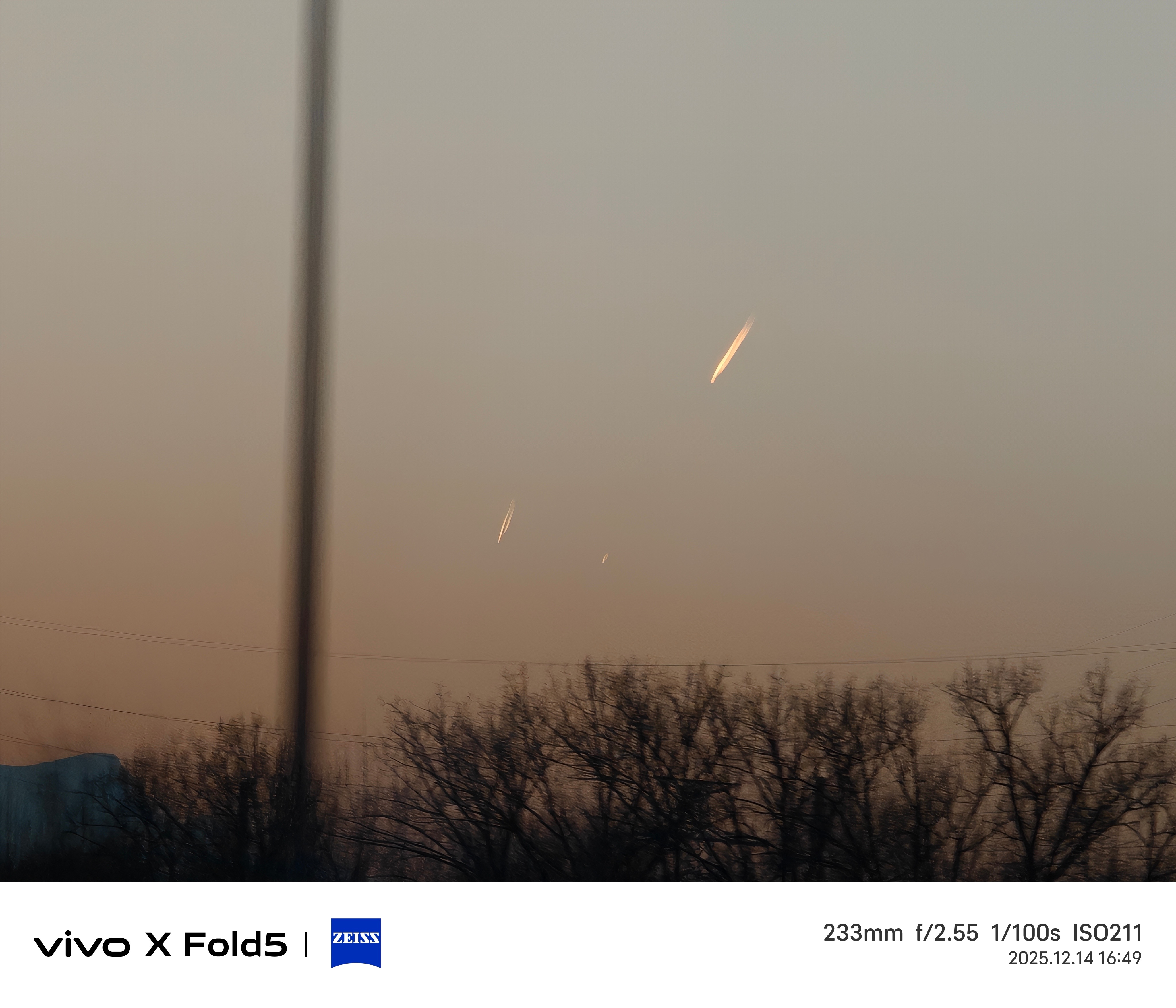 这是啥玩意儿呀？看着不像飞机，一直在往下俯冲。 北京