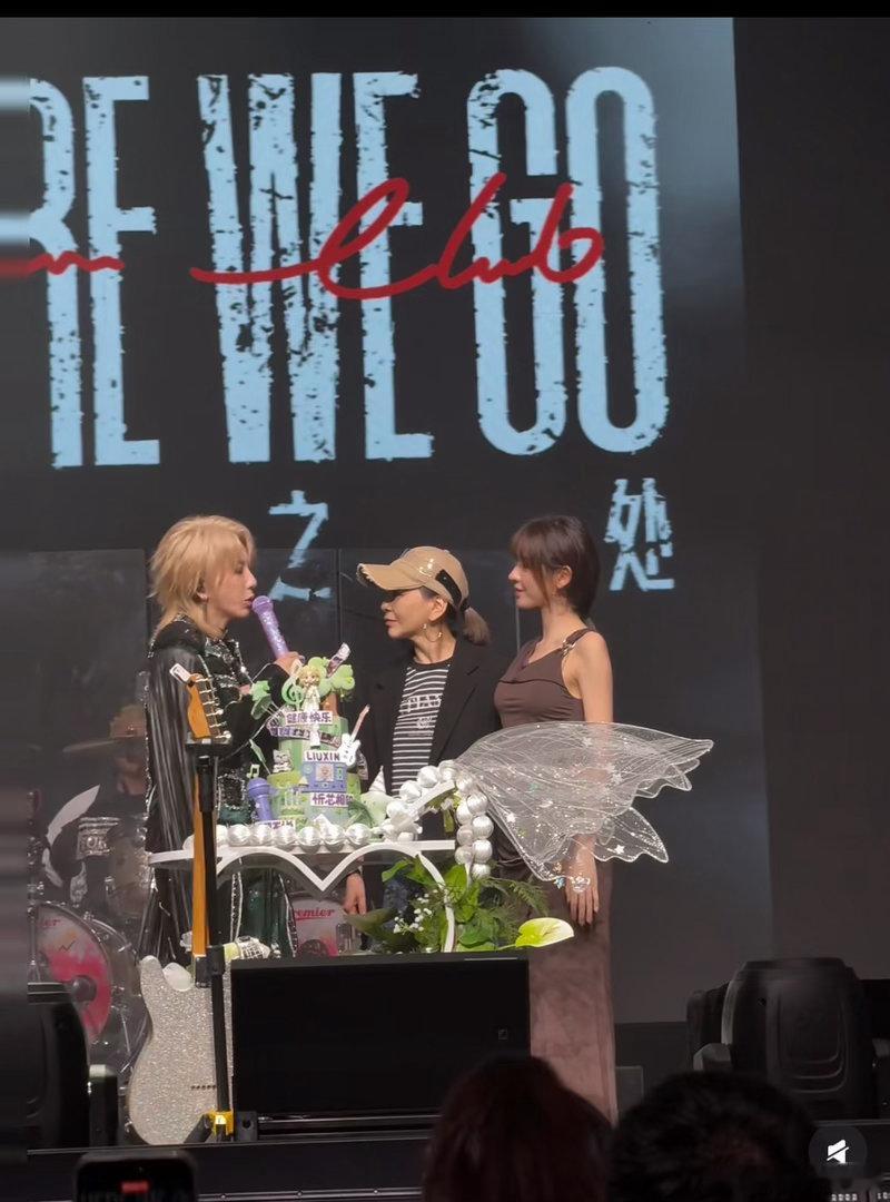 刘忻巡演张予曦雪姨来送蛋糕了刘忻巡演看到了浪姐最强售后 张予曦和王琳这次来送蛋糕