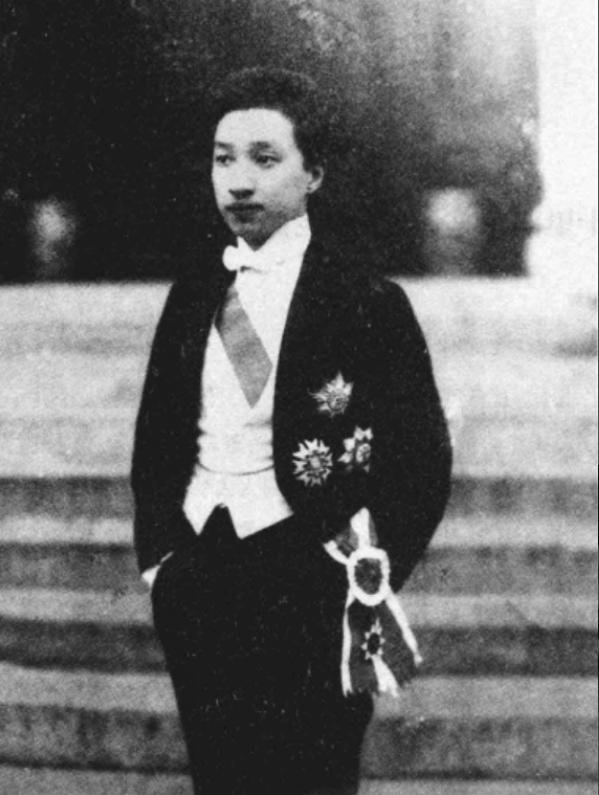 1916年，清末首富“盛宣怀”去世，他大约留给子孙100多亿元的财产。其中包括，