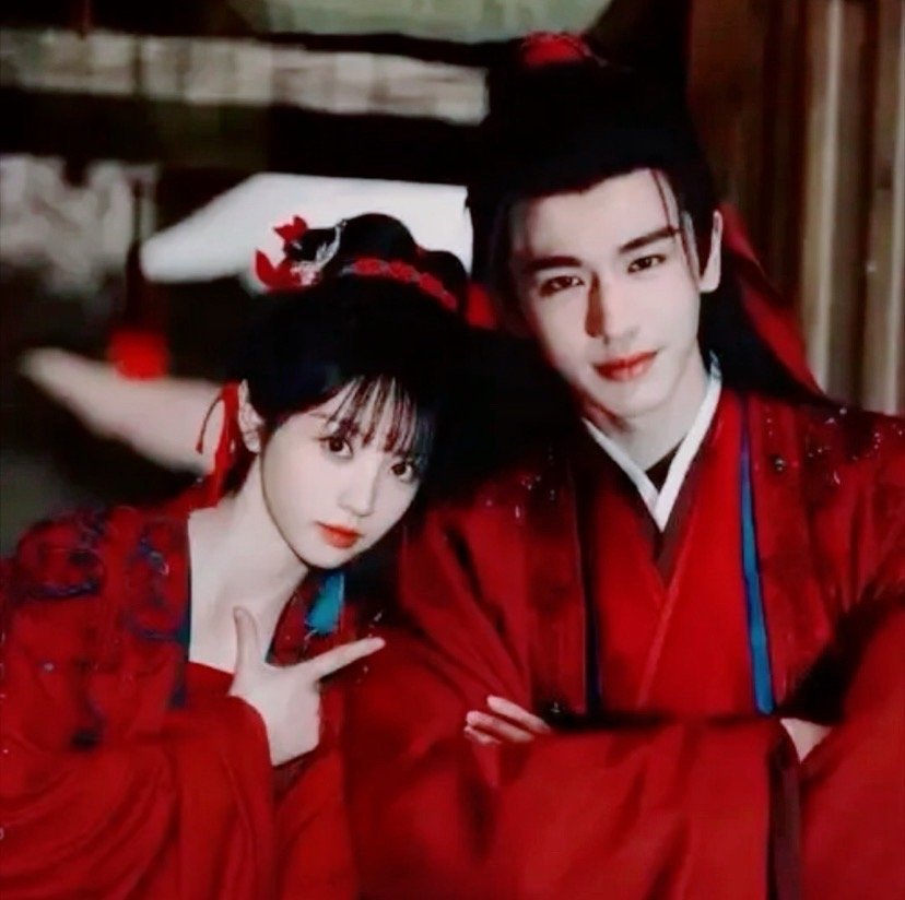 原来张凌赫和田曦薇都是对方的颜粉，难怪每次同框都那么有默契，看对方的眼神都带着欣