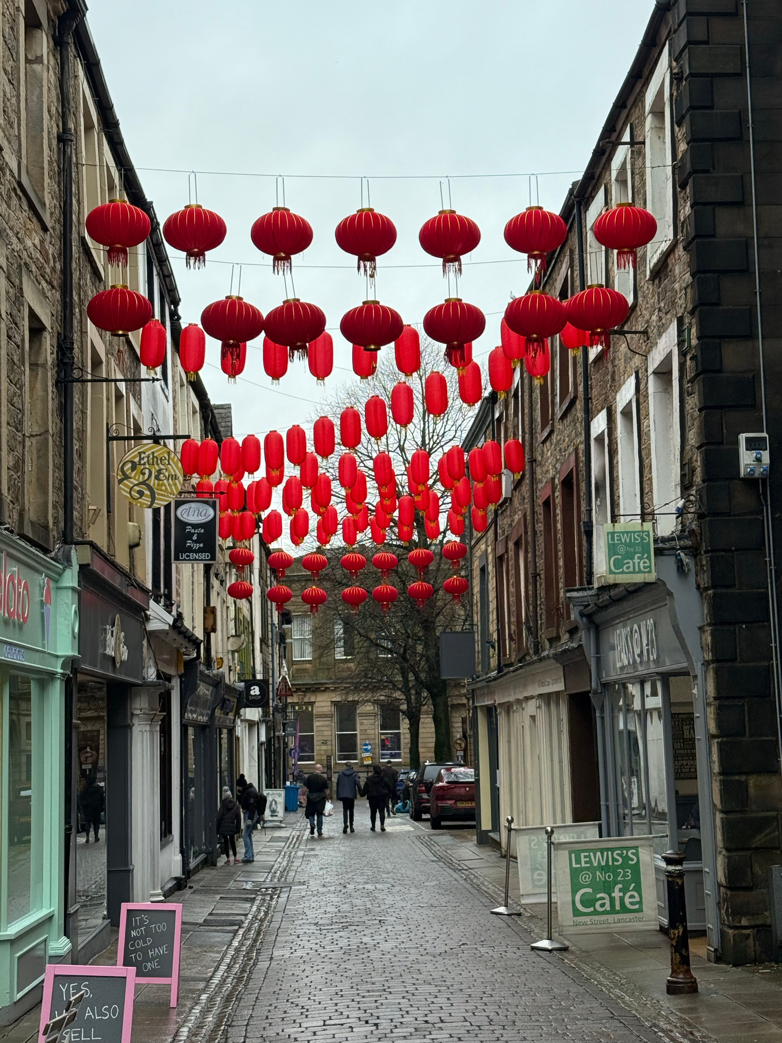 镇上也准备喜气洋洋过大年啦🏮英国朋友去迪拜旅游给我带的礼物ferries wh