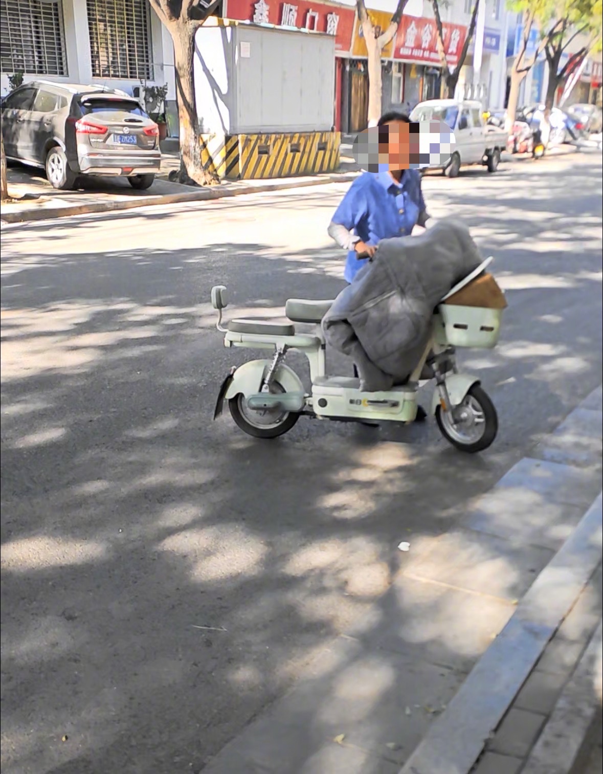 #男子取快递出来电动车被错骑#【#车主回应电动车被错骑儿子被撵下#】11月1日，