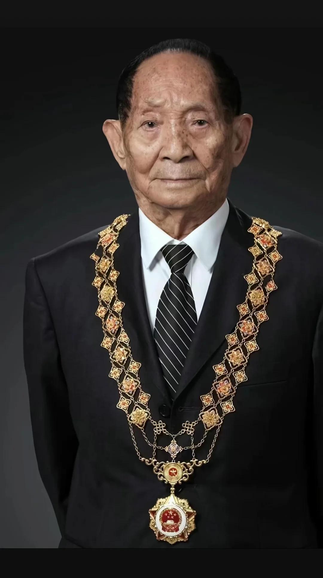 致敬杂交水稻之父，让稻香飘满全球
每次端起饭碗，都忍不住想起袁隆平爷爷。那个躬耕