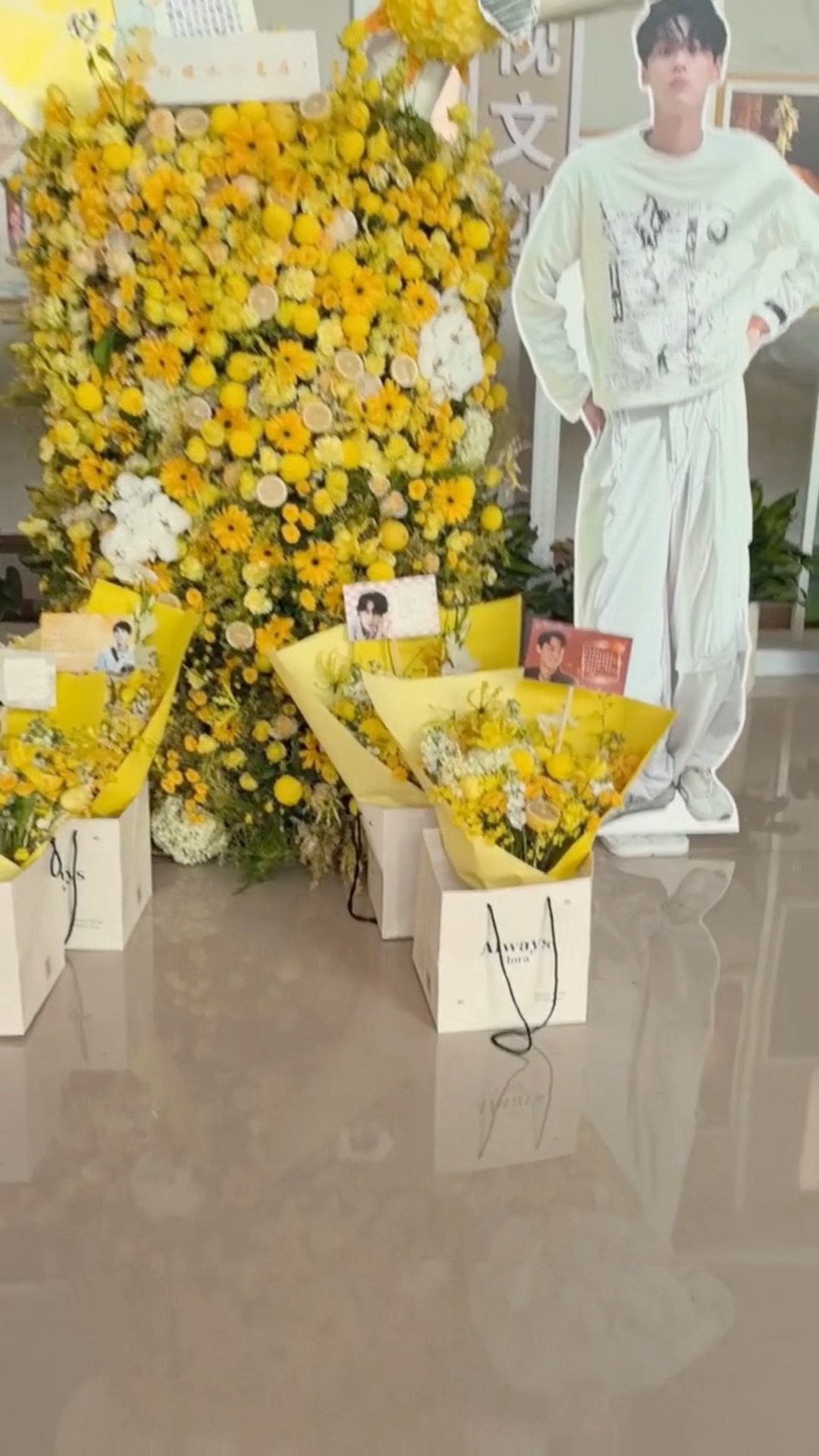 田栩宁出道四周年，粉丝送了祝贺花墙 