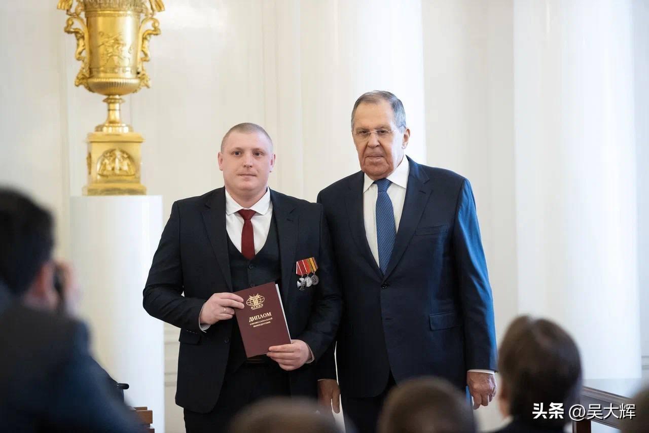 特别军事行动老兵进入国家新精英阶层
 
俄罗斯联邦劳动与社会保障部部长齐维廖夫与