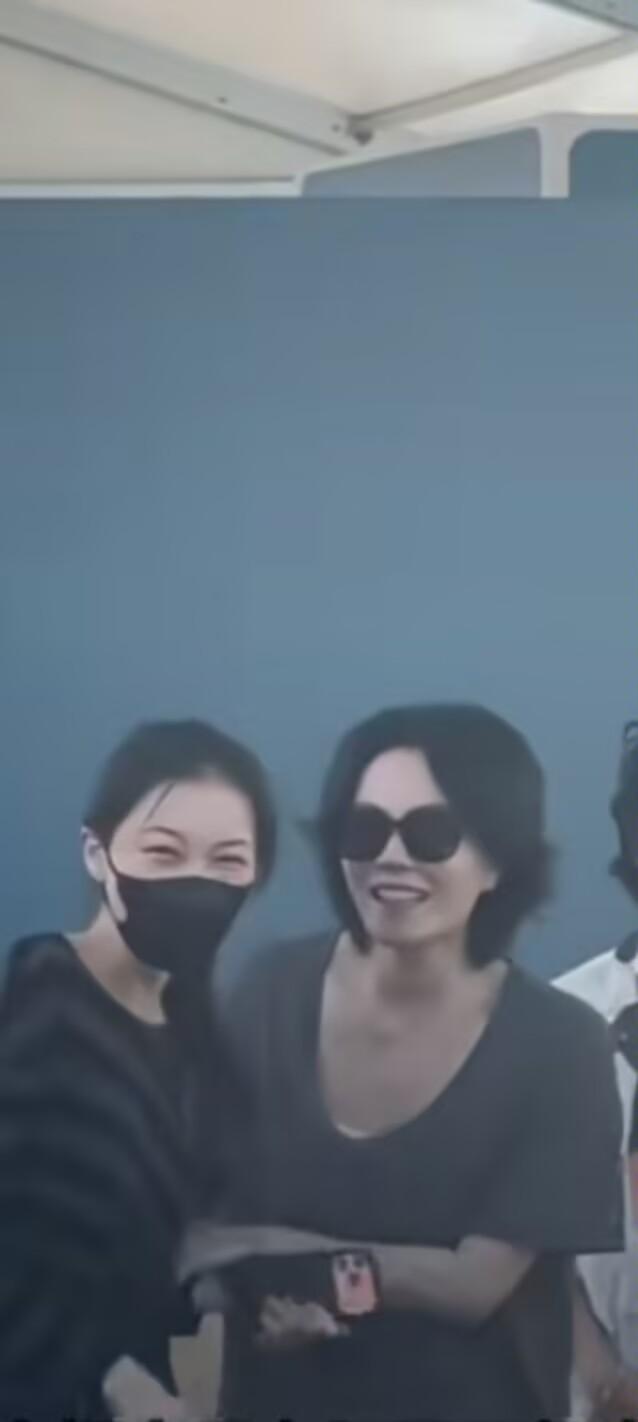 2026年8月29日，王菲李嫣窦靖童一块儿参加了阿那亚虾米音乐节，8月29日当晚