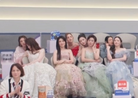 咱就说这共享耳机的画面，看起来的确温馨浪姐一对一包分配