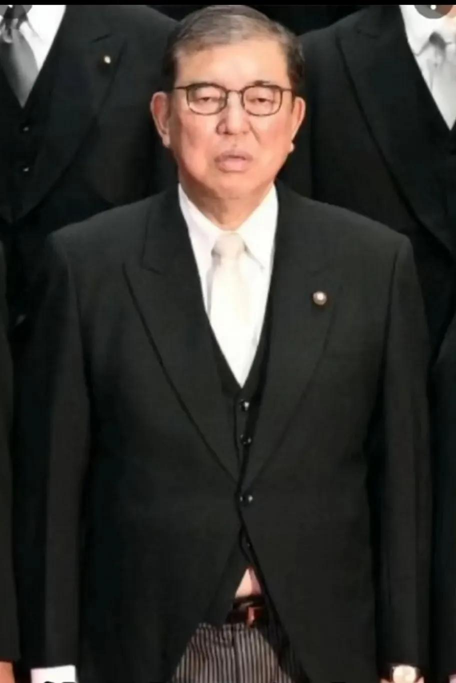 石破茂，拾破帽。衬衣或许也是拾得。看他照相，肚子都露出来了。真是有个性。
有网友