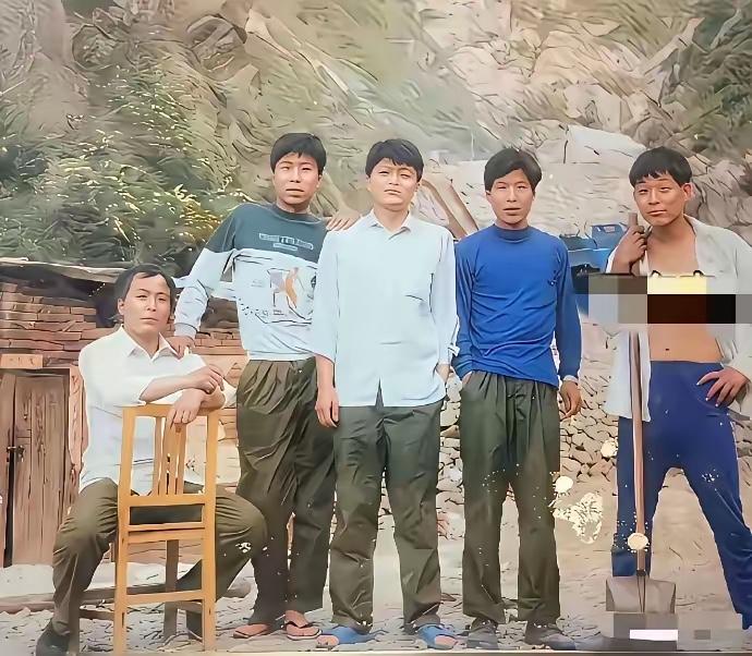 五个打工仔在一起的留影。其中有一个人，如今也是大明星了，家喻户晓，大红大紫，是一