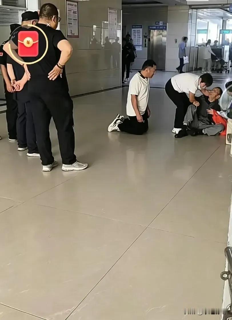 养儿防老，防得了吗？
医院。父子俩从农村来，老爹患了胃癌中期，医生说可以手术，需