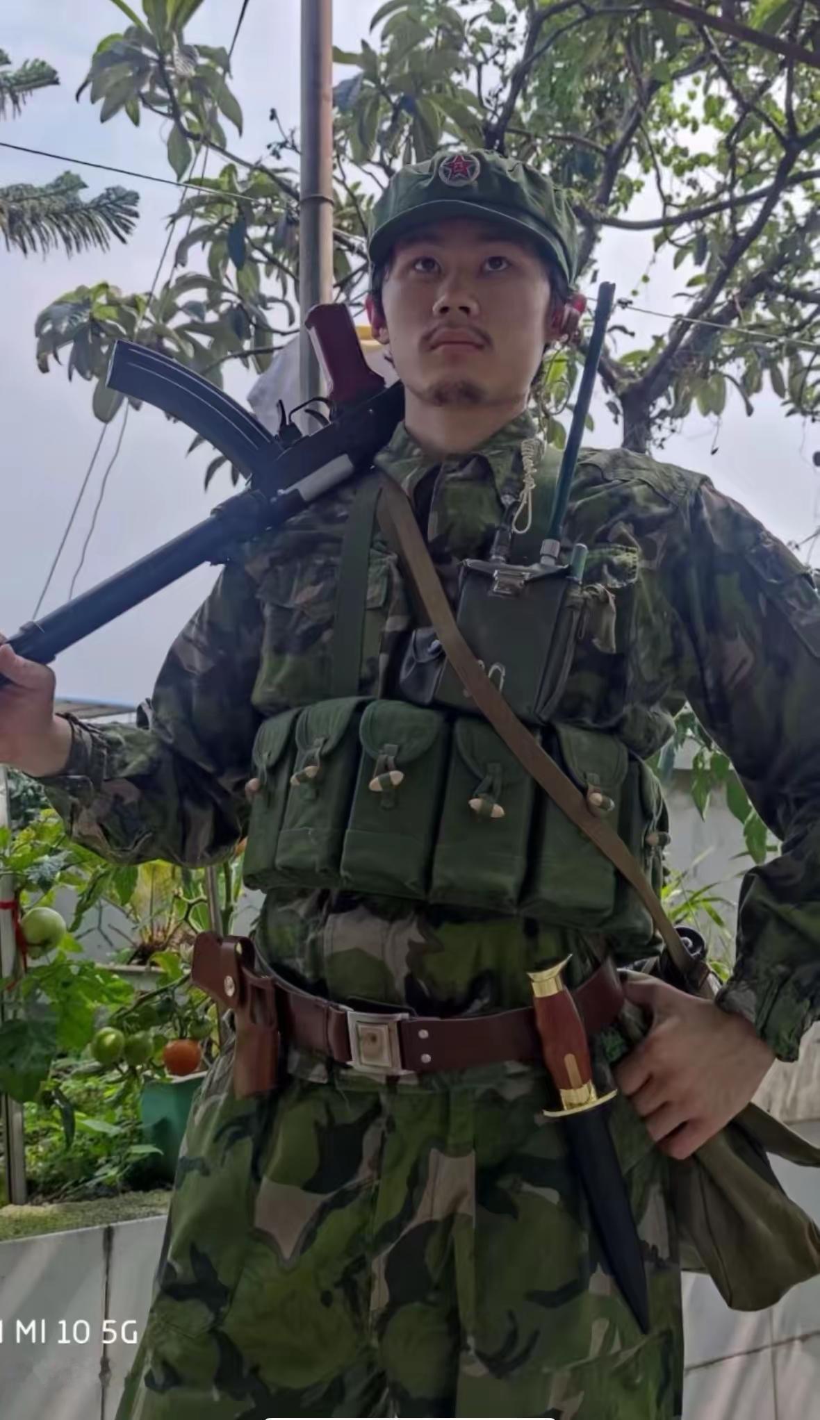 图为我军八十年代身着新式迷彩服的侦察兵，除了肩上那把带消声器的微声冲锋枪，最亮眼