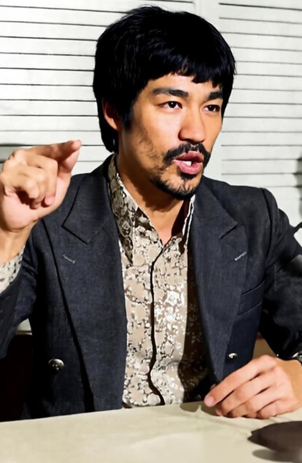 李小龙在在美国接受媒体采访的现场。
李小龙当时不再和导演罗维合作，准备拍摄一部自