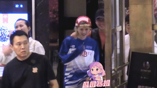 鹿晗和邓超聚餐 鹿晗邓超聚餐后勾肩走出饭店，一路笑闹时鹿晗突然严肃，偶像包袱瞬间