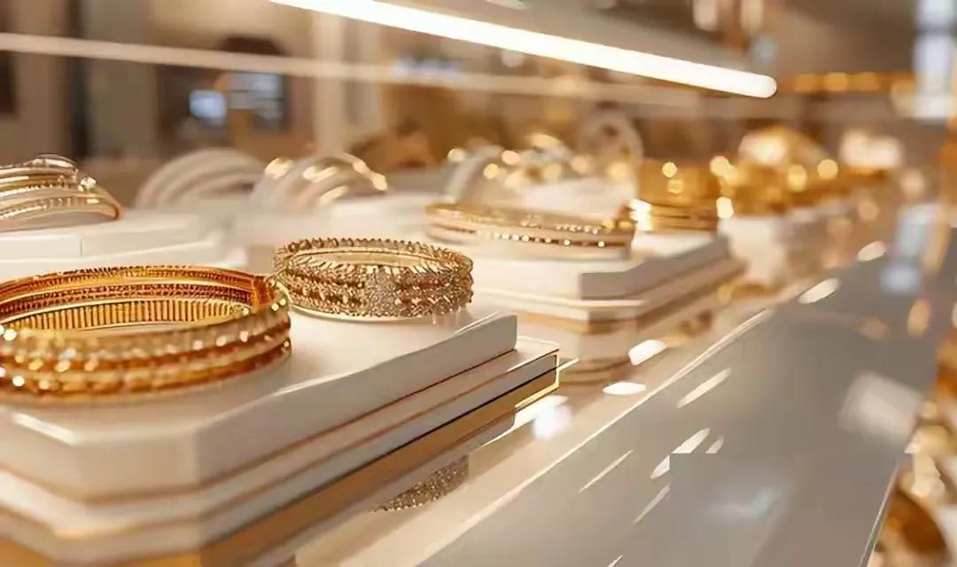 一克黄金差价快400块，多少人还在为“品牌”疯狂买单！

前脚商场掷1445元购