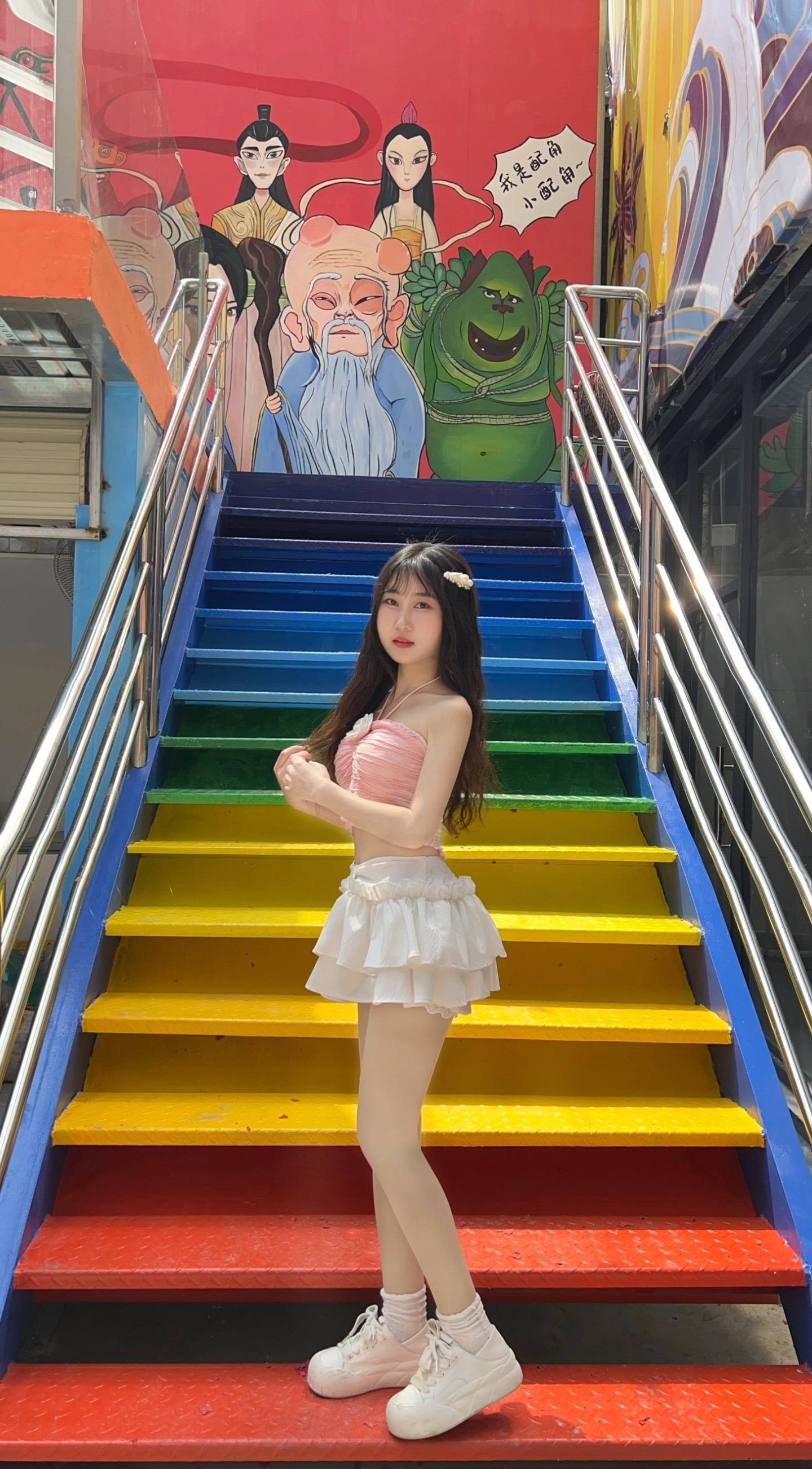 美化楼梯画彩虹🎨我们不懈努力，只为风雨后那一抹绚烂的彩虹…🌈广东哪...