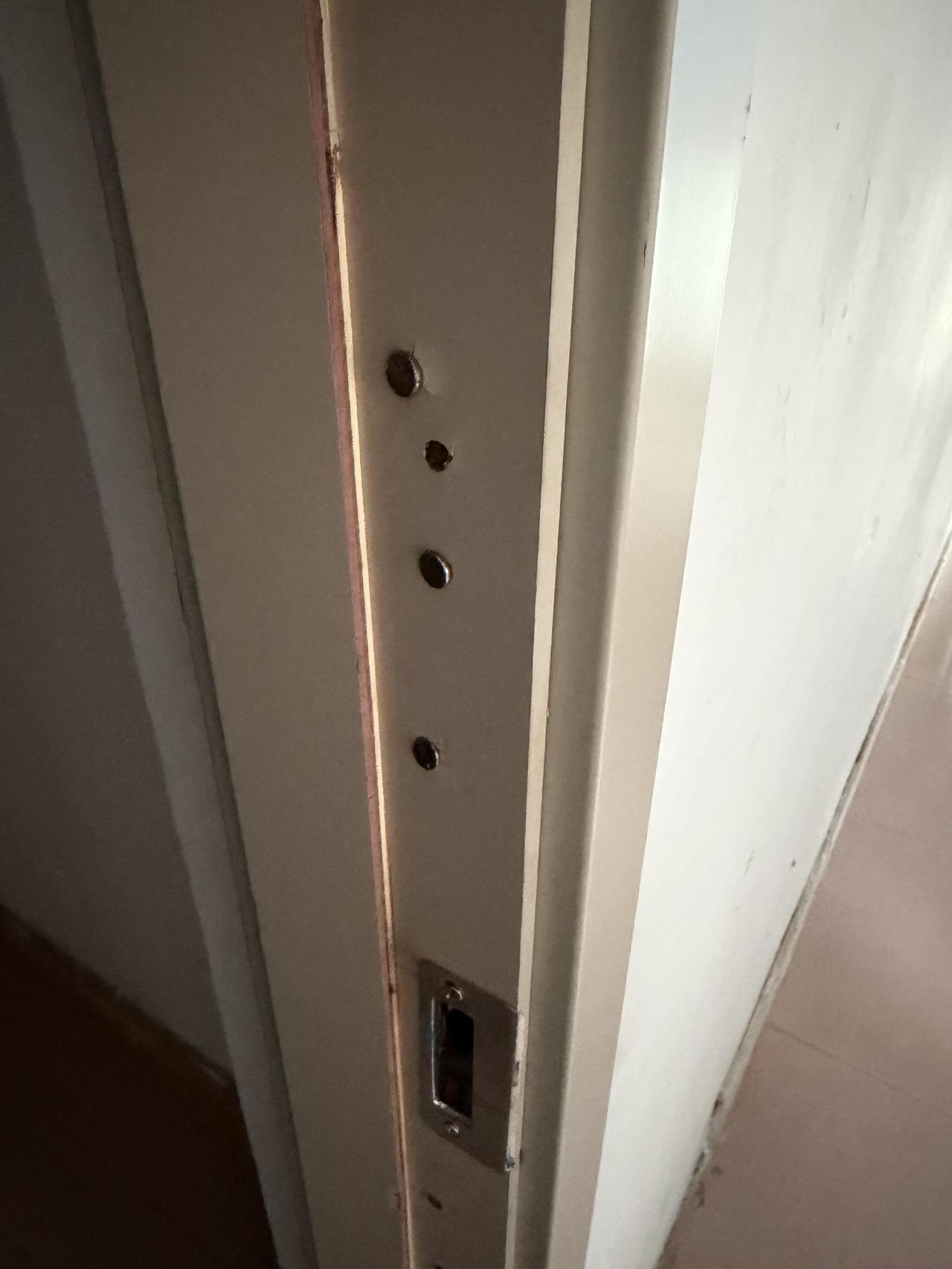 广州300元找的河南安装师傅，还是熟人，把我的新门钉成这样，第一次装好后关门要用
