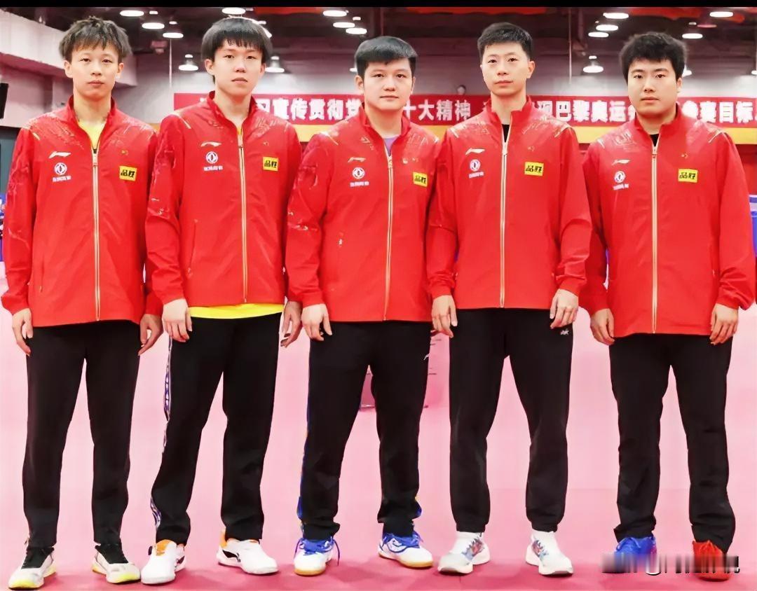 五位国乒男队员合影。个个都是国乒男队里得力干将！一个比一个帅，一个比一个飒！很喜