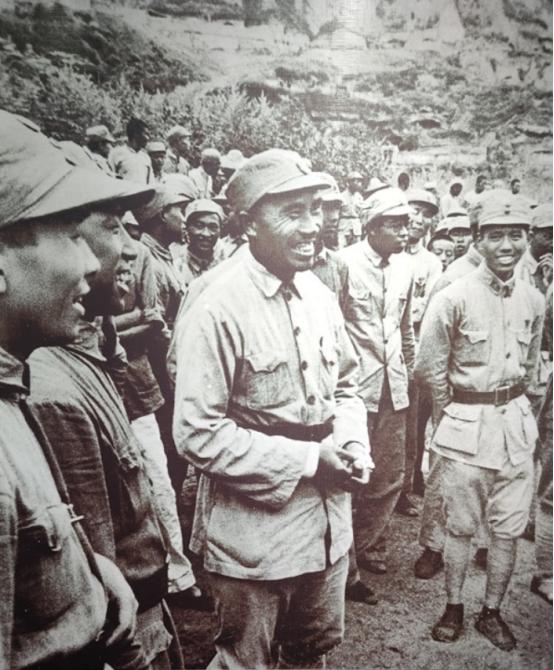 红军时期，部队非常艰苦，有一次朱老总率领100多名团以上干部，要到李聚奎所在的团