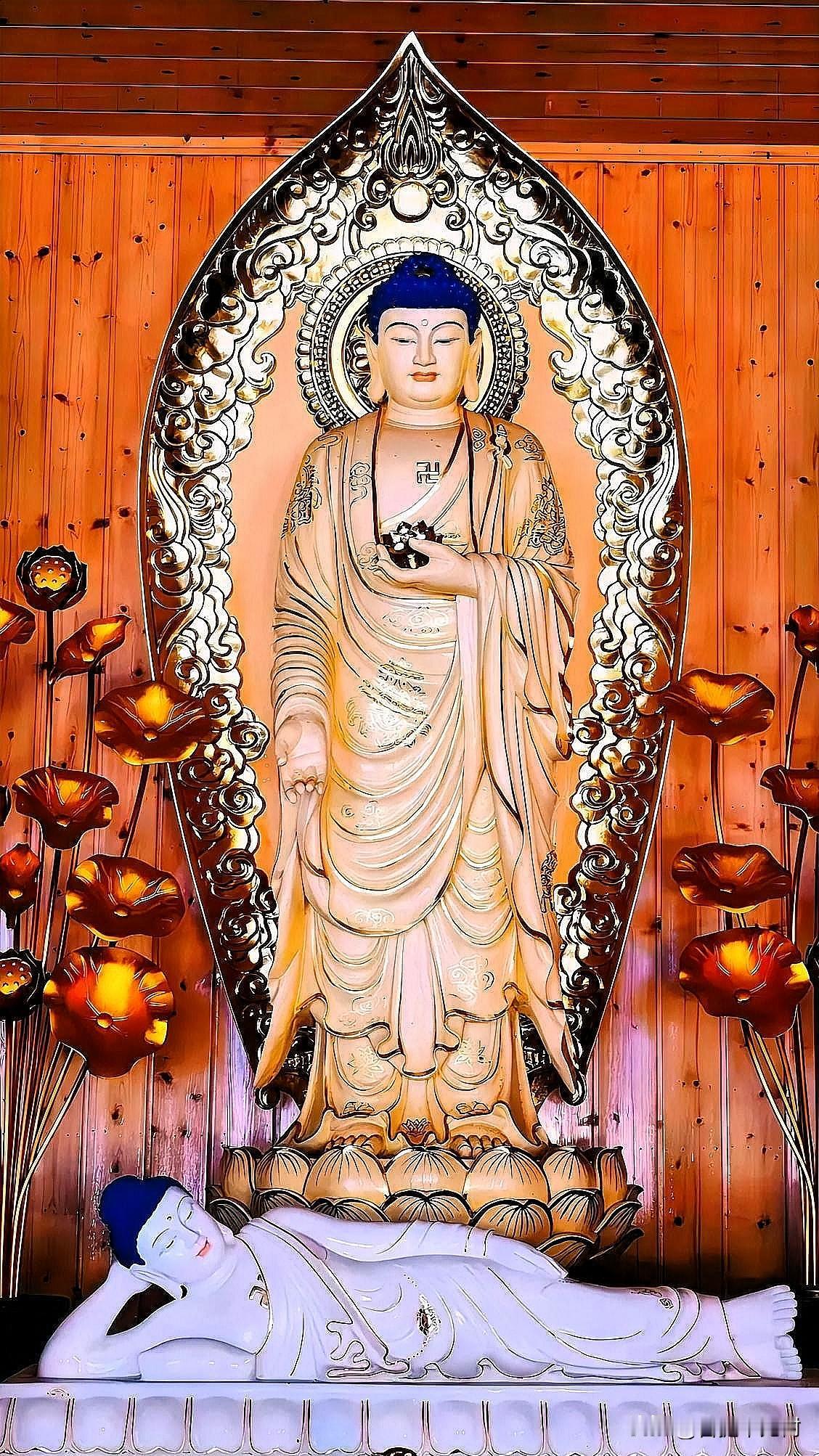 一尊立佛，一尊卧佛，藏着我们一生的两种修行
 
走进寺院，你是否也见过这样的景象