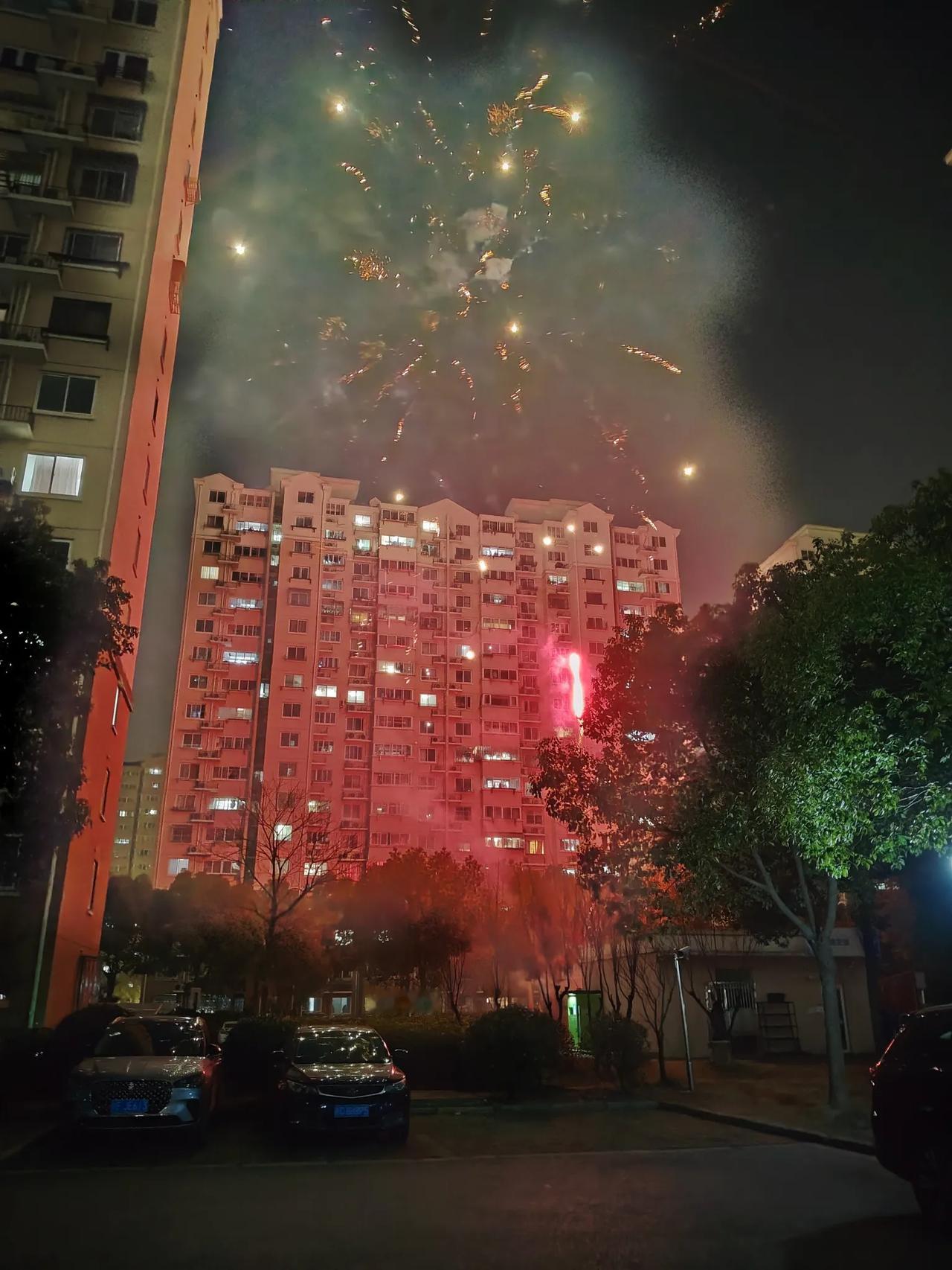 万里惊雷醒春梦
千户暖灯聚亲情