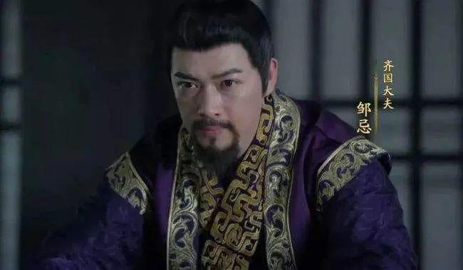 一定要小心你的同事！
别以为你在前面拼命干活，同事就会支持你、配合你。
当你立功