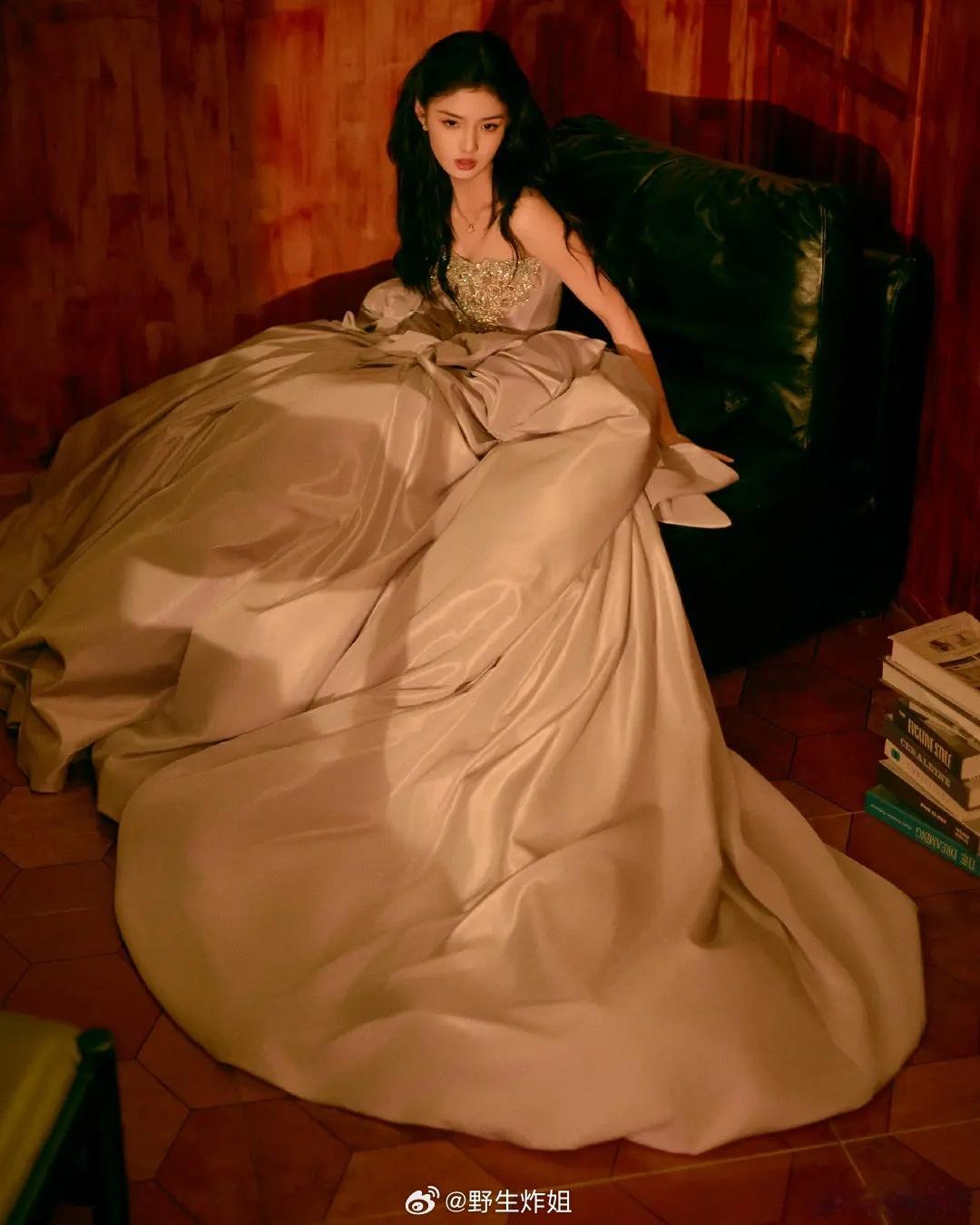 艾米尖叫之夜造型来咯，今天第一个出图的花吧 