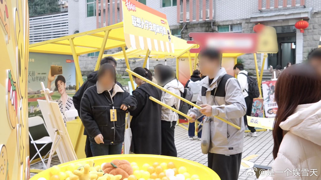 重庆大学生人手一个自愿上学的袋子 校园里的黄色浪潮太治愈！大家拎着同款袋子相视一