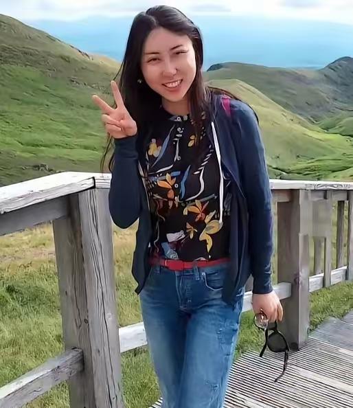 才女贾浅浅被撤销硕士学位后。

贾平凹伤不伤心，我不知道。

但现在有一个人应该