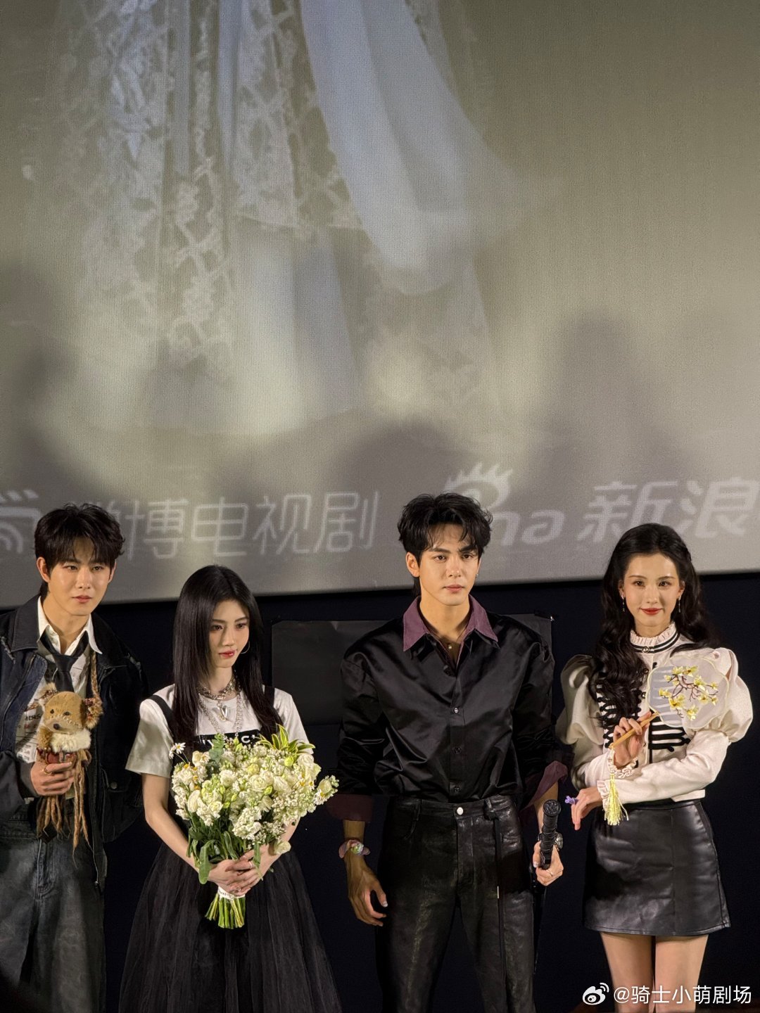 鞠婧祎首次参加追剧团初次追剧团亮相尽显灵动可爱，现场氛围轻松融洽，随性的手势舞元