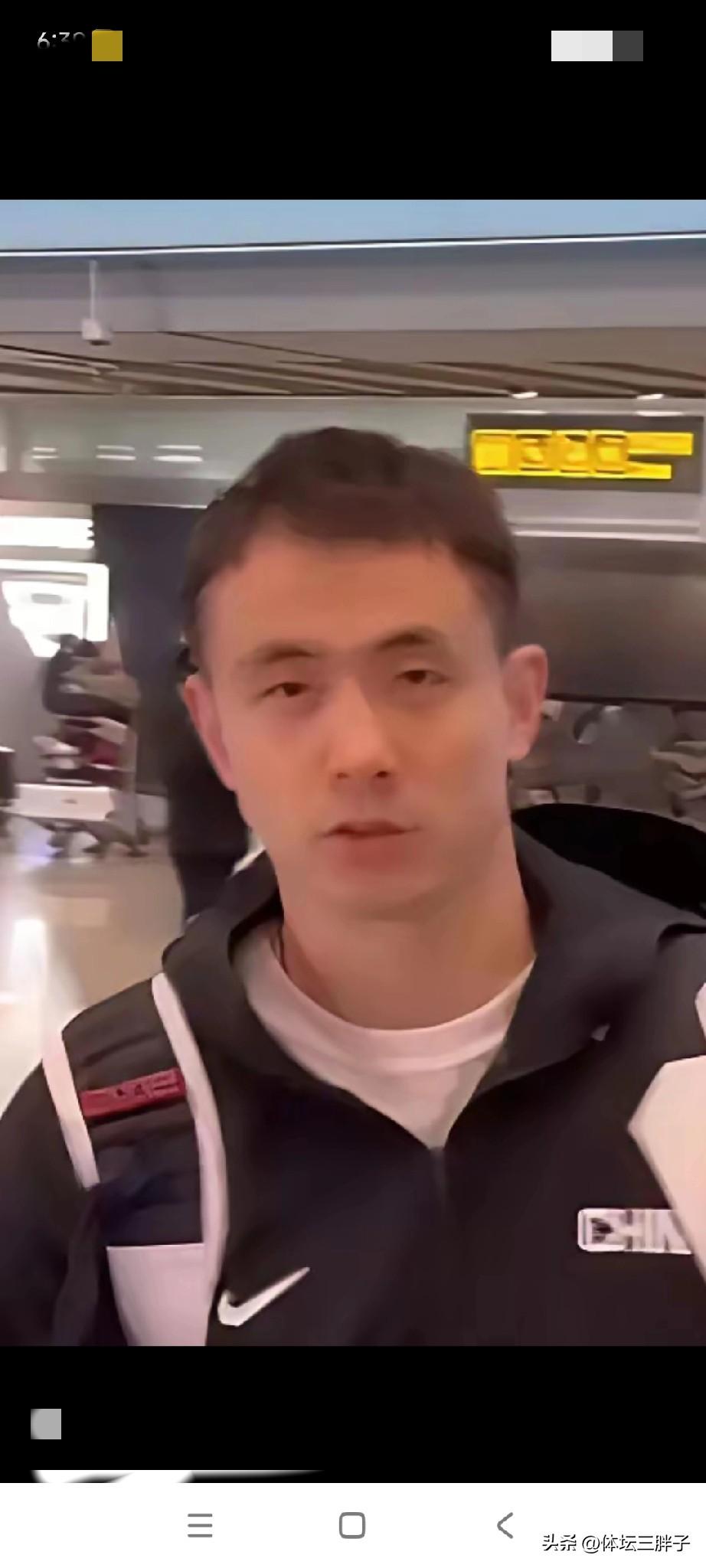 男篮小伙子们回来了，机场就地解散。两场比赛打出气势，打出了各自地位和今后的角色。